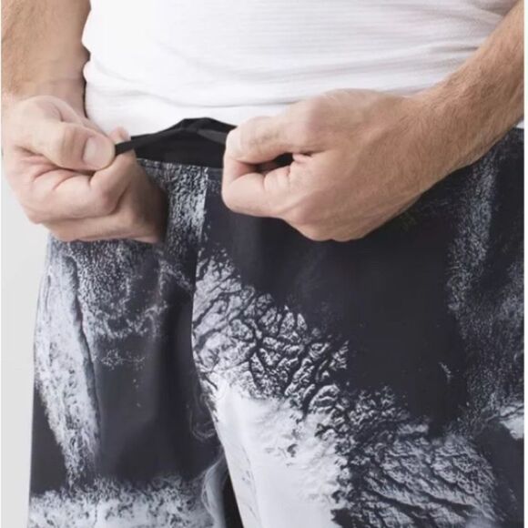 Lululemon Men’s Assert Short 9" Aerial Ice Black and White Size Medium - Picture 3 of 14